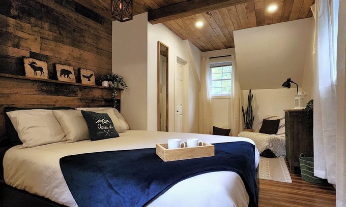 Saint-Remi-de-Tingwick Chalet De Esquí | Waterfront cottage with spa, close to many activities