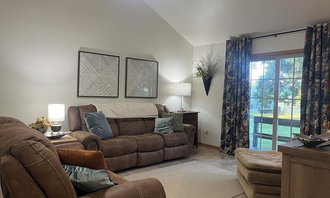 Spiro Casa | Upscale home with high end furnishings and memory foam king bed. 2 car garage