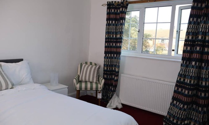 Vange Casa | Homely 3-bedroom House close to shops and also close to the town center