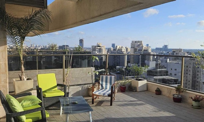 Holon Apartamento | Spacious & Luxurious 5BR in Holon w/AC, Wi-Fi, Veranda, Parking, Near Tel Aviv