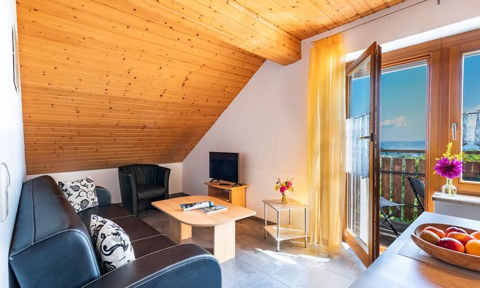 Owingen Apartamento | Apartment '1' with Mountain View, Shared Garden and Wi-Fi