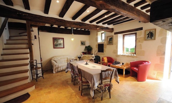 Saint-Germain-des-Grois Cama Y Desayuno | Superb percheronne house surrounded by greenery. the fireplace will warm you up.