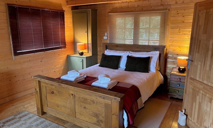 Waterlooville Cabina | Rustic Log Cabin Hideaway – Romantic Couples’ Retreat in South Downs