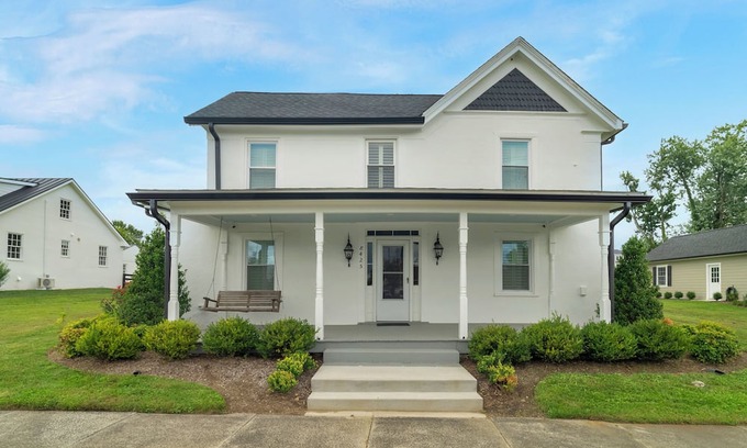 Marshall Casa | Grape & Vine Cottage · Luxury Main Street Retreat