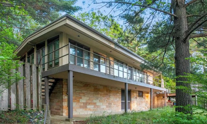 Covert Casa | Charming Mid - Century home in the lovely Palisades Park gated community.