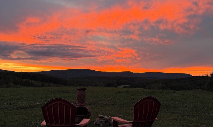 Town of Sharon Casa | The Pasture Perch: Renovated Camper, Mountain Views & Grazing Animals
