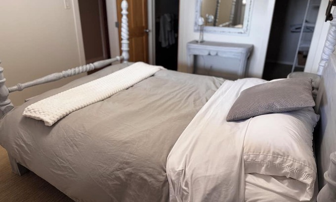 Smithers Apartamento | Fox & Fern 2 BR 2 BA Main St. Gem