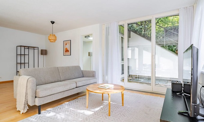 Hirslanden Apartamento | Blueground | Hirslanden, balcony, nr Zürich Lake