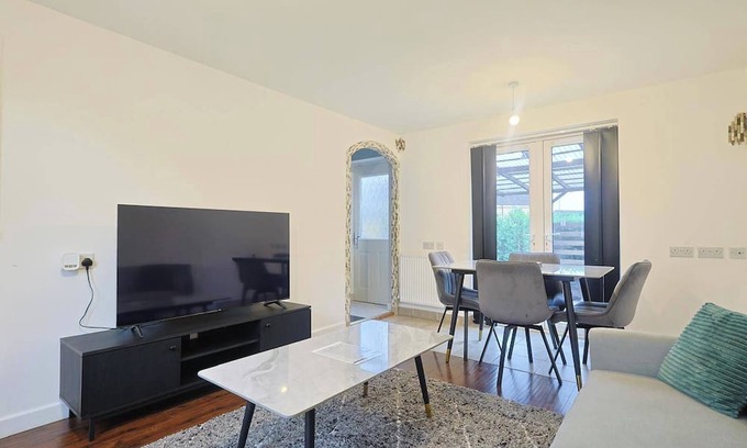 Levenshulme Casa | Manchester 3-Beds, Sleeps 6 with Onsite Parking