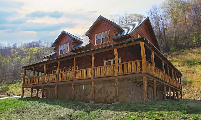 Henlawson Cabina | Deluxe 4 Bedroom 4-1/2 Bath Log Cabin With Theater Room