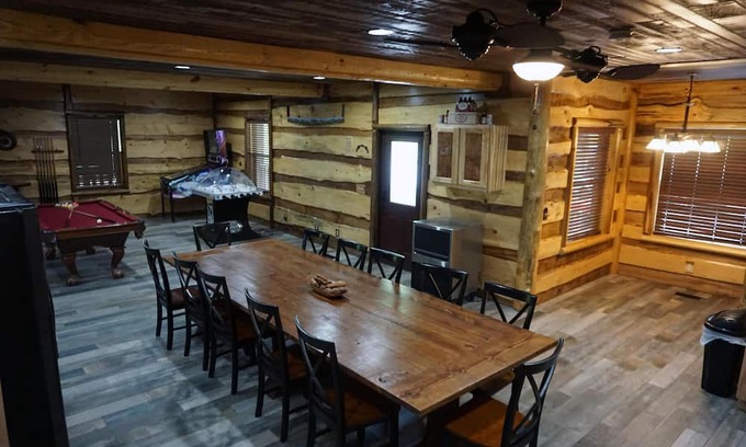 Henlawson Cabina | 6-Bedroom Master Deluxe, 5.5-Bath Log Cabin with Theater Room