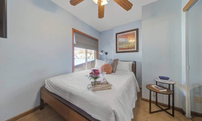 Bottineau Casa | 1BR Upper Duplex Art District + Retreat + Backyard + Parking