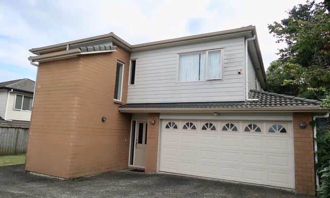 Mount Albert Villa | 5 Bedroom House, 82A Richardson Road, Mt Albert, Auckland