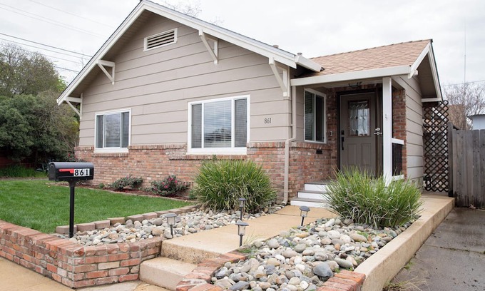 Downtown Casa | Downtown Dream House 3-bedroom house with AMENITIES!