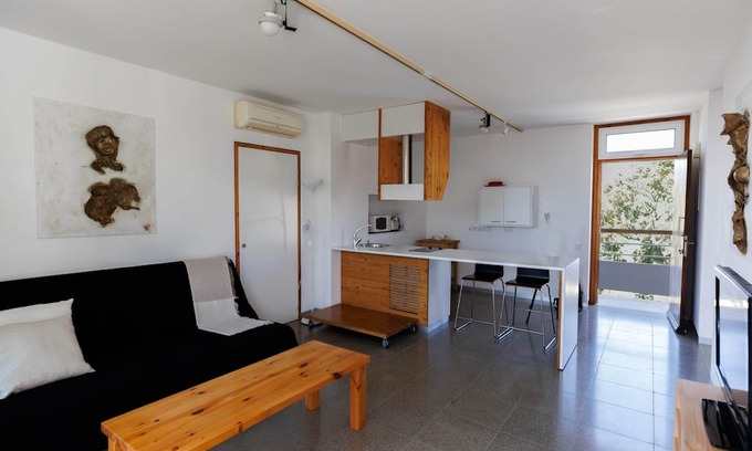 Pentakomo Apartamento | Euploia | One-Bedroom Apartment, Art by PraXis Apartments