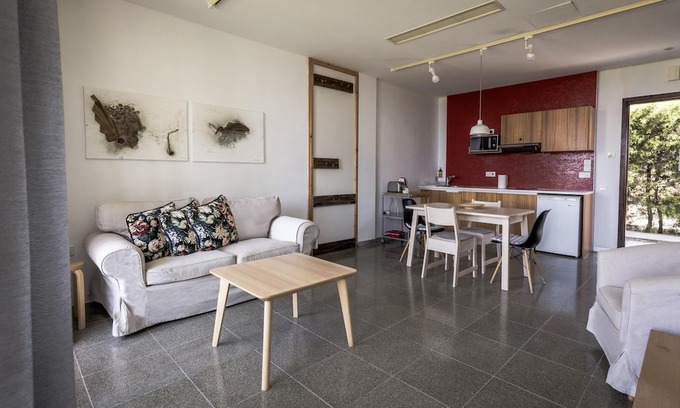 Pentakomo Apartamento | Euphonia | One-Bedroom Apartment, Art by PraXis Apartments