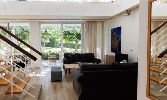 Pentakomo Apartamento | Eupraxia | Three-Bedroom Apartment, Art by PraXis Apartments