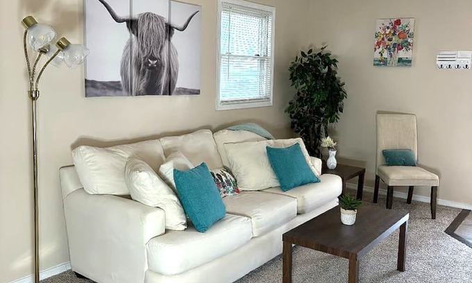 Lansing Casa | Peaceful, Cozy 2-bedroom home in Lansing