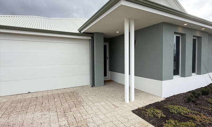 Brabham Casa | A beautiful 4x2 home on the Swan Valley door stop. Light and airy, 2 living rooms, separate laundry, large fully fenced backyard for the kids run around. Quiet street, walking distance to shops.