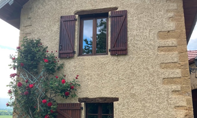 Molamboz Casa | Holiday Home 'Gîte Du Poisson Rouge' with Private Terrace and Shared Garden