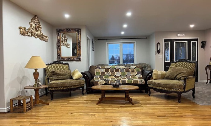 Colborne Casa | Spacious 4-Bedroom Retreat Near Presqu'ile Park