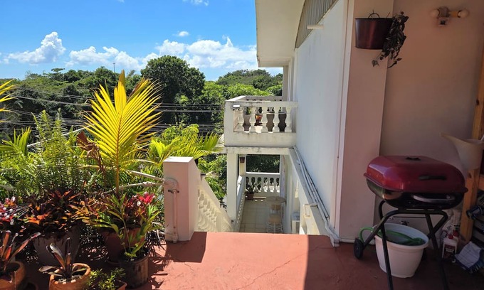 Quebrada Fajardo Apartamento | Stylish 1 bedroom apartment with fully stocked kitchen and large bathroom.
