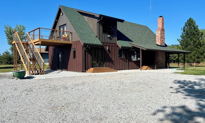 Grand Island Cabina | Rusty Flatts-Countryside Retreat Just Outside Grand Island – Sleeps 8