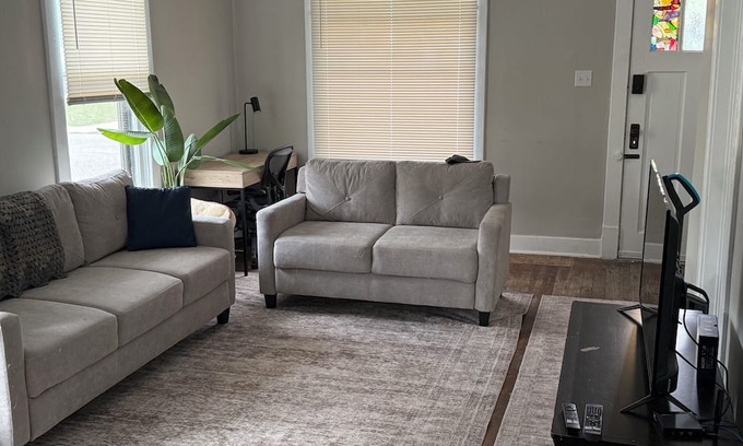 Michigan City Casa | Lovely 2-bedroom house with AC in Michigan City