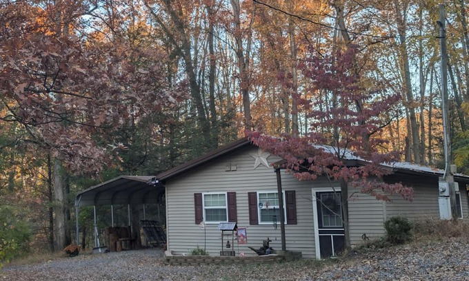 Howard Casa | Charming 2-bedroom house in Blanchard with AC