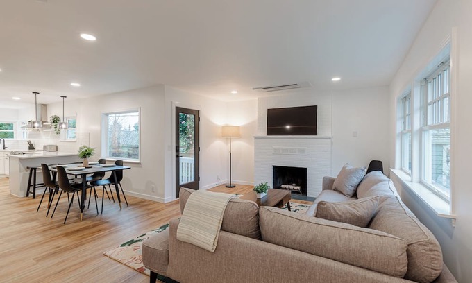 Whittier Heights Casa | Modern Retreat in a Newly Renovated Ballard Craftsman - Near Shops, Cafes, Parks