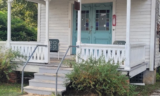 Centreville Apartamento | Charming old country store style residence in the town of Brent, Alabama.