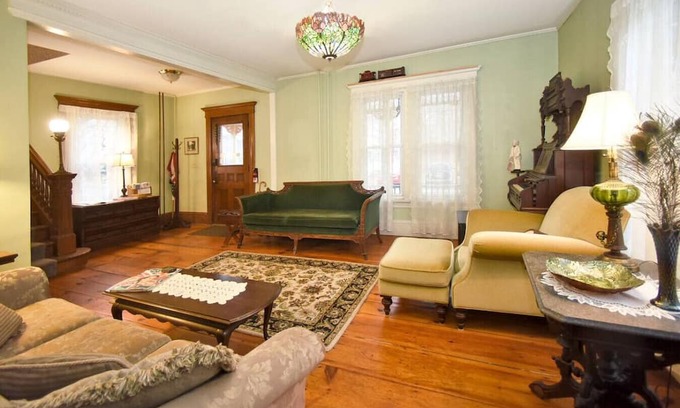 Shelburne Falls Apartamento | Rose wisteria 4 guests 2 bedrooms-full+queen beds