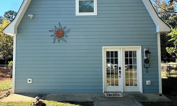Apex Casa | Sunshine’s Crashpad mini barn!