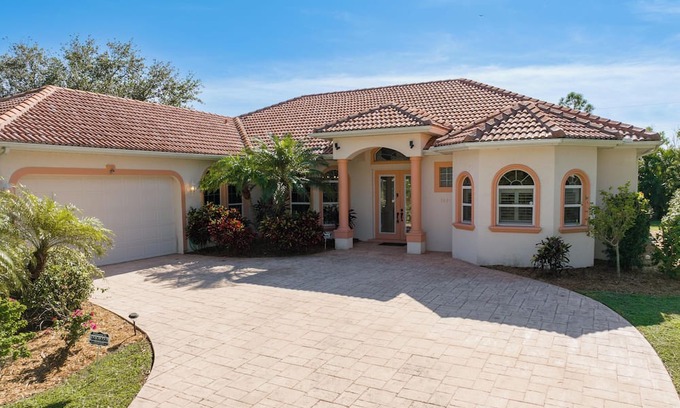 Pine Island Center Casa | Kick back and relax at this island oasis located on charming Pine Island Florida
