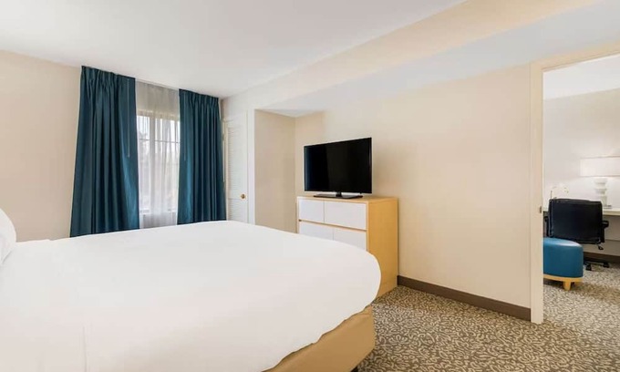 Arrowood Hotel | 4 Bright Suites with Kitchen Near Arrowood Business District – for Work Stays