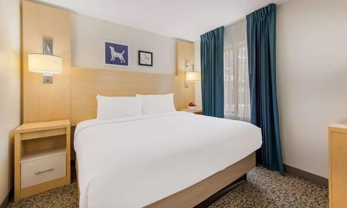Arrowood Hotel | 3 Family-Friendly Suites Near SouthPark Mall and Charlotte Douglas Airport
