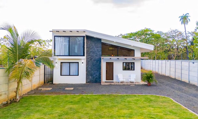 Sardinal Casa | Spacious modern home with firepit, lush yard, dog friendly & near beach