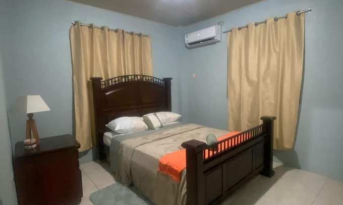 Penal-Debe Apartamento | 2-bedroom apartment in tranquil Golconda with AC
