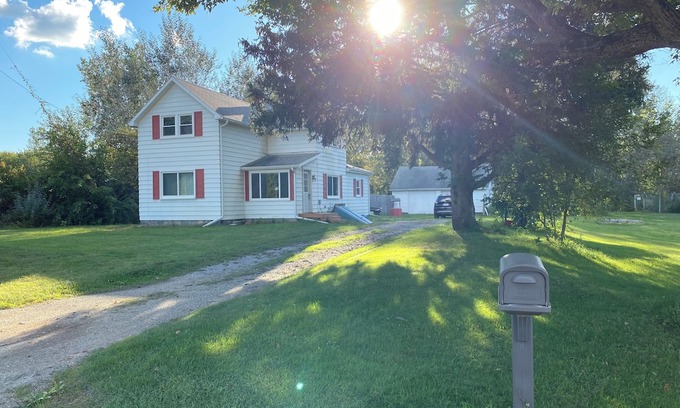 Birch Run Township Otro | Private Farmhouse with Large Yard in Birch Run - 3 bedrooms