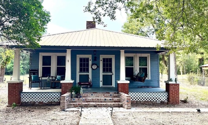Pride Casa | Country Retreat with ponds-views-porches & pups