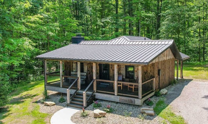 Madison Cabina | Cozy Rustic Cabin w/Hot Tub & Scenic Trails in Ohio’s Wine Country