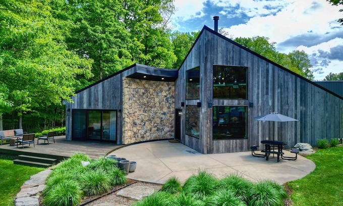 Madison Chalet De Esquí | Lakeside Chalet w/Private Deck, Wood Stove & Scenic Trails in Ohio Wine Country