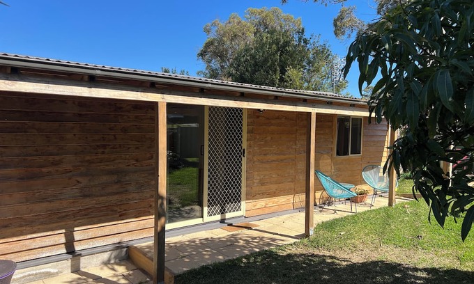 Windermere Park Apartamento | Cabin style garden studio near the lake with private access.