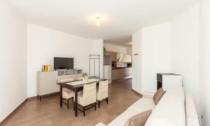 Cesate Cabaña | Villa luminosa con balcone e jacuzzi, zona Milano