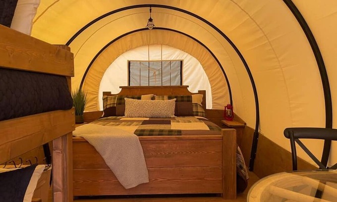 Moreland Cabina | Conestoga Wagon Retreat