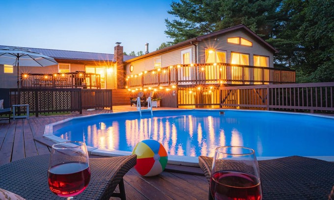 Summerlee Casa | NRG Entertainment Retreat - Swimming Pool - Rock Climbing - Gameroom - Theater