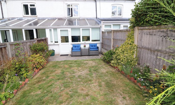 Edwinstowe Cabaña | FAYE COTTAGE, pet friendly, character holiday cottage in Edwinstowe