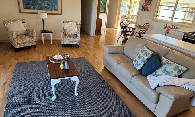 Lorn Casa | Lorn Farm Stay 30 minutes to Hunter Valley wineries & wide open spaces.