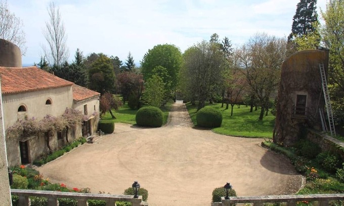 Artonne Villa | Renovated barn of a XV century castle
