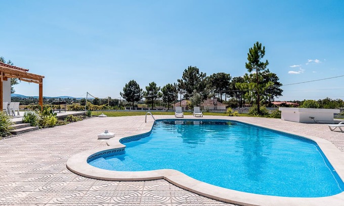 Palhais Casa | Holiday Home 'Palmela Sunset Villa' with Mountain View, Private Pool and Wi-Fi
